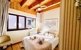 El Capricho De Claudia_ Apartamentos Burgos Catedral